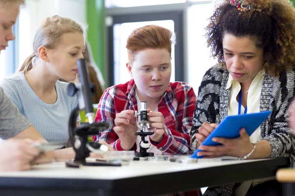 Experimenting with Microscopes in a Science Lesson — Stock Photo, Image