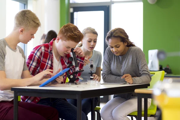 Using Microscopes in a Science Lesson — Stock Photo, Image