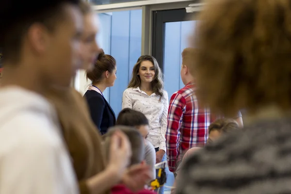 Estudantes conversando na escola — Fotografia de Stock