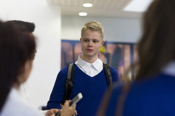 Studentów, rozmowy o szkole — Zdjęcie stockowe