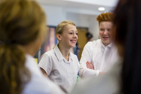 Les élèves parlent à l'école — Photo