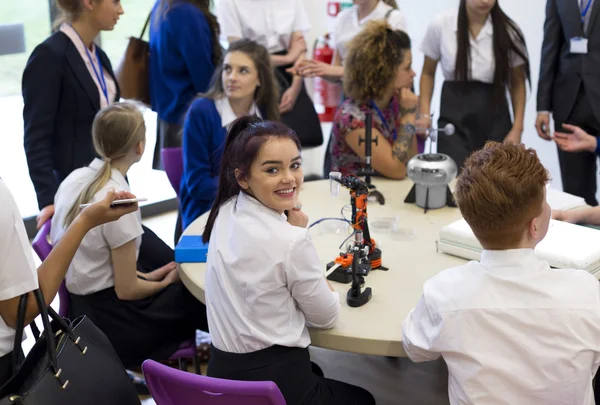 Estudiante de la escuela sonriendo en la cámara durante la lección — Foto de Stock