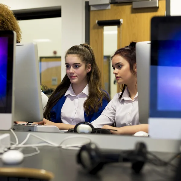 Studenten die computers gebruiken — Stockfoto
