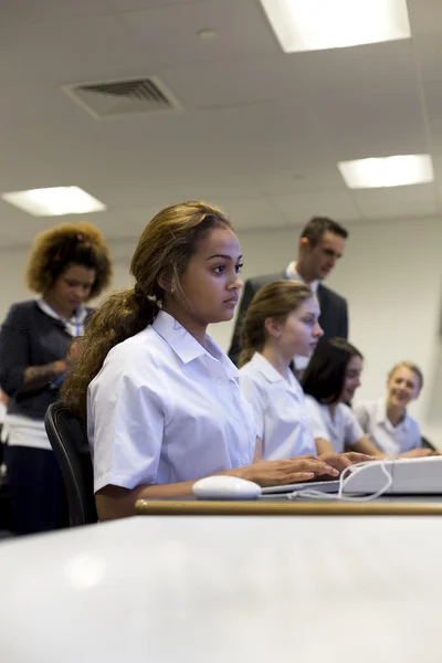 Studenci korzystający z komputerów — Zdjęcie stockowe