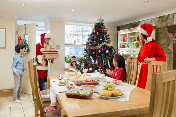 Wie wil presenteert voor het diner? — Stockfoto