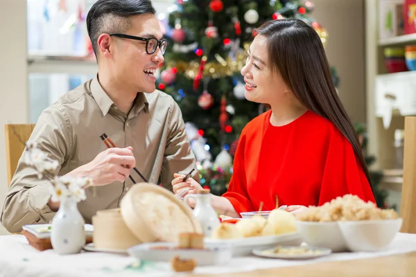 Pareja oriental en Navidad — Foto de Stock