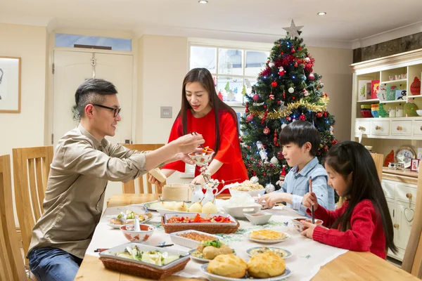 Papa, kannst du mir bitte das Gemüse reichen! — Stockfoto