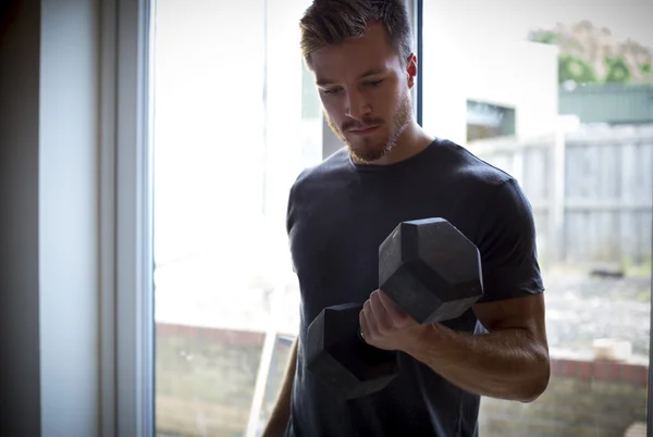 Young Man Lifting Weights — Stock Photo, Image