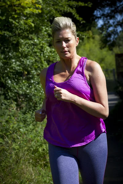 Érett nő fut — Stock Fotó
