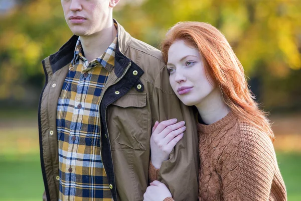 Pareja en un paseo de otoño — Foto de Stock