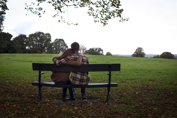 Kuscheln im Park — Stockfoto