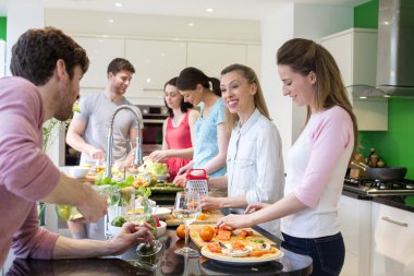 Arkadaşlar bir yemek hazırlama