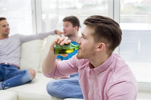 Hombre bebiendo una botella de cerveza — Foto de Stock