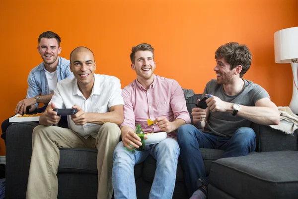 Guys playing video games — Stock Photo, Image