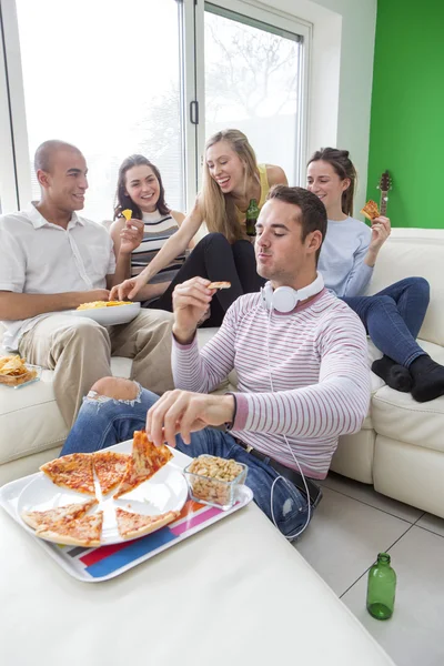 Groep vrienden genieten van Pizza — Stockfoto