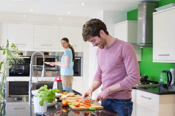 Casal fazendo pizza — Fotografia de Stock