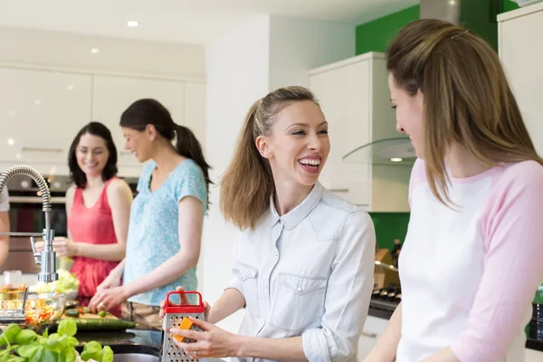 Les femmes dans la cuisine — Photo