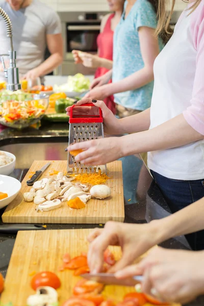 Amici che preparano il cibo — Foto Stock