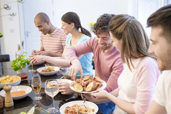 Dîner avec des amis — Photo