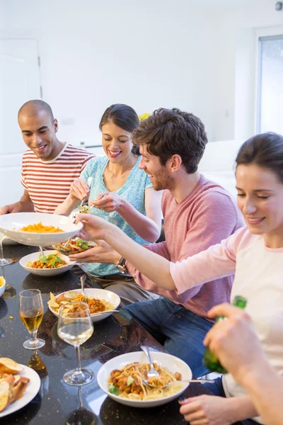 Pesta makan malam dengan teman-teman — Stok Foto