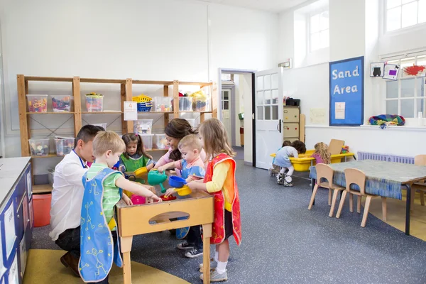 Grupo de crianças brincando em uma sala de aula — Fotografia de Stock