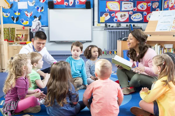 Erzählzeit im Kinderzimmer — Stockfoto