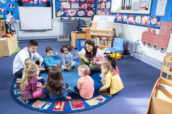 Erzählzeit im Kinderzimmer — Stockfoto