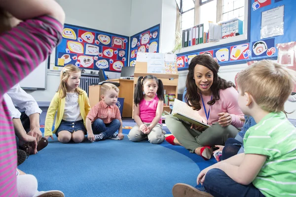 Storytime im Kindergarten — Stockfoto