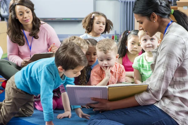 Storytime im Kindergarten — Stockfoto