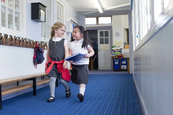 İki kız ders yürümek