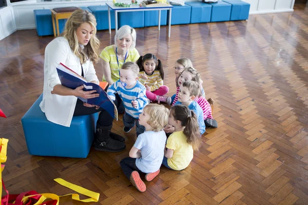 Lecture de groupe à la crèche — Photo