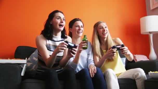 Meisjes spelen van videospellen — Stockvideo