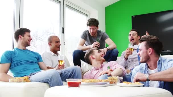 Hombres disfrutando de la pizza y la cerveza — Vídeos de Stock