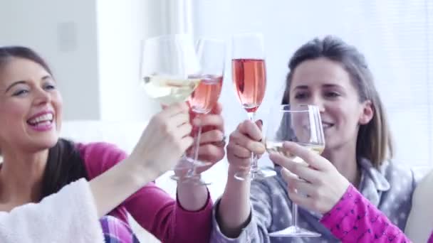 Damer firar hemma — Stockvideo