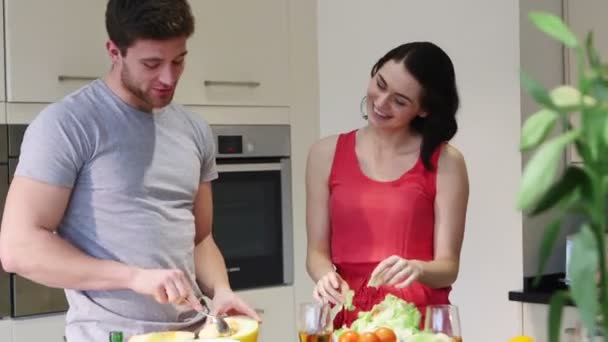 Amigos preparando comida — Vídeo de stock