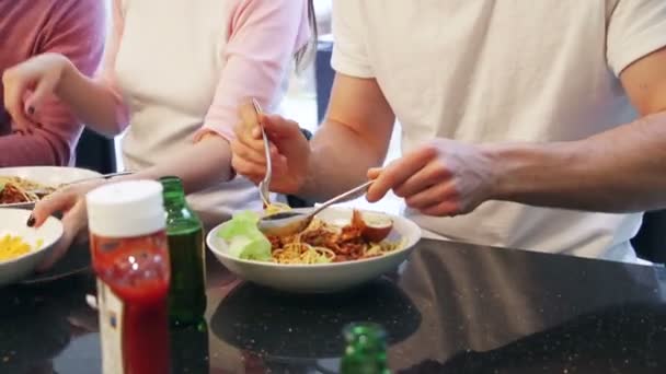 Hombres en la cocina — Vídeo de stock