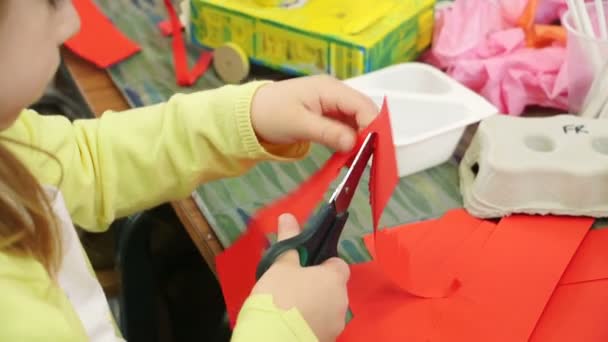 Petite fille coupant du papier — Video