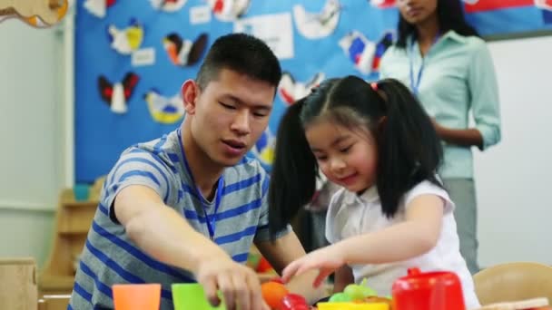 Padre e figlia tempo alla scuola materna — Video Stock