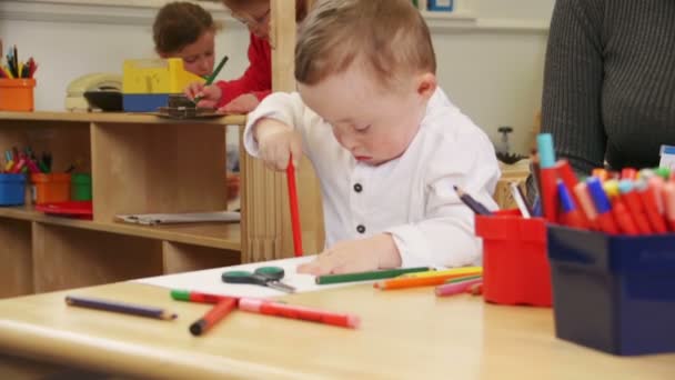 Junge mit Down-Syndrom im Kindergarten — Stockvideo