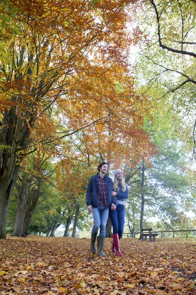 Genieten van een wandeling van de herfst — Stockfoto