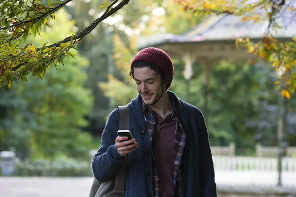 Using a smartphone whilst walking — Stock Photo, Image