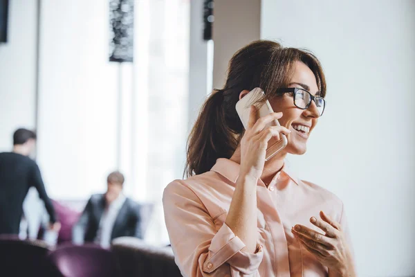 İş kadını telefonda.