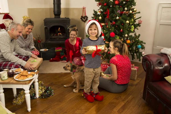 Familia en Navidad — Foto de Stock