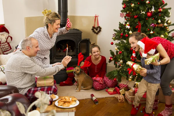 Familienweihnachtsmorgen — Stockfoto