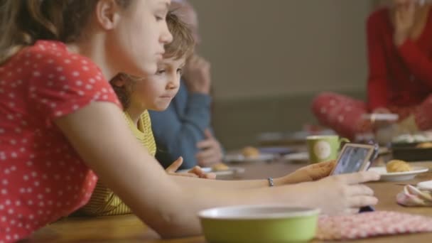 Tecnología en la mañana de Navidad — Vídeo de stock