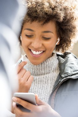 Akıllı telefon kullanan kadın