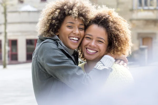 Hermanas en la ciudad — Foto de Stock