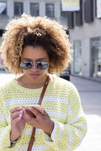 Smartphone in der Stadt — Stockfoto