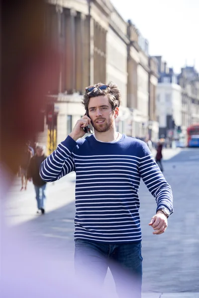 Phonecall in de stad — Stockfoto