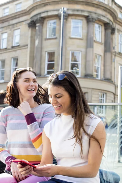 Freunde in der Stadt — Stockfoto